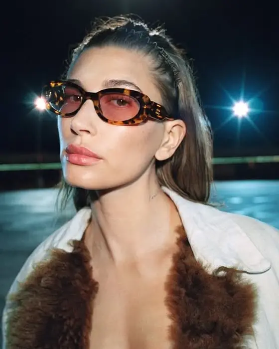 Hailey Bieber במשקפי שמש Miu Miu בגוון צב עם עדשות ורודות, קמפיין סתיו-חורף 2026