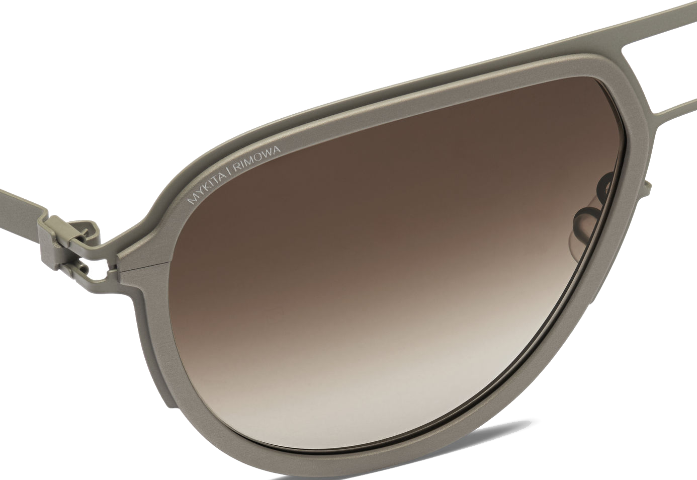תקריב של ציר וזרוע במשקפי MYKITA | RIMOWA, עם החריטה MYKITA | RIMOWA על החזית